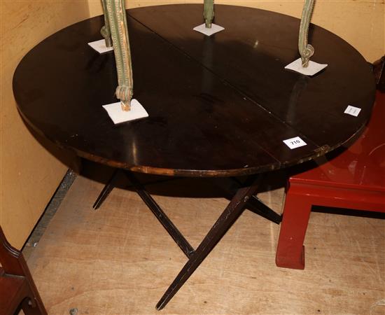 Circular mahogany coaching table(-)
